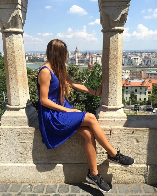 Namun tidak melulu sepak bola, Karolina juga sempat liburan ke Hungaria pada tahun 2015 lalu. Bahkan ia terlihat difoto mengenakan dress biru berlatar Ibukota Budapest di Hungaria (bojarmeow/Instagram) Namun tidak melulu sepak bola, Karolina juga sempat liburan ke Hungaria pada tahun 2015 lalu. Bahkan ia terlihat difoto mengenakan dress biru berlatar Ibukota Budapest di Hungaria (bojarmeow/Instagram)