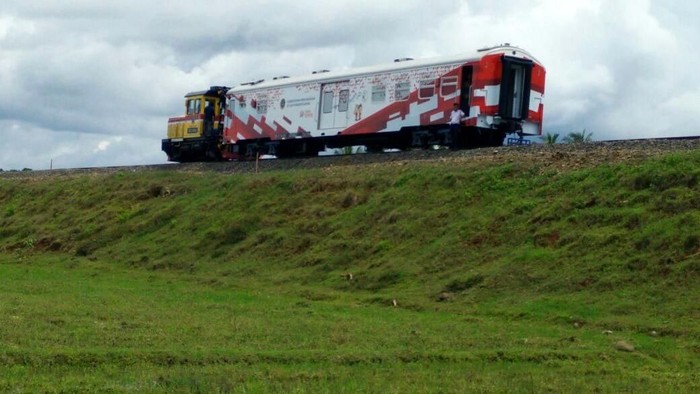 Pemerintah sedang membangun proyek kereta Trans Sulawesi untuk rute Makassar-Parepare. Pembangunan saat ini berfokus pada pembebasan lahan serta konstruksi fisik.