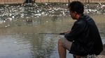 Sampah di Kali Krukut Benhil Bikin Miris