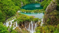 Air Terjun Plitvice berlokasi di Taman Nasional Kroasia, tepatnya di Danau Plitvice, Kroasia. Air terjun ini memiliki ketinggian mencapai 636 meter, dengan banyak tingkatan aliran air. (Thinkstock)