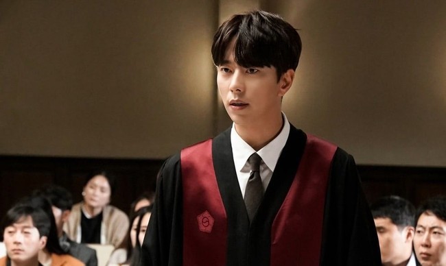Dalam serial drama Witchs Court yang tayang di stasiun TV KBS, pesona Yoo Hyun Min yang berperan sebagai jaksa ini pun membuat hati wanita meleleh. Foto: Istimewa