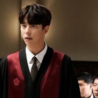 Dalam serial drama Witchs Court yang tayang di stasiun TV KBS, pesona Yoo Hyun Min yang berperan sebagai jaksa ini pun membuat hati wanita meleleh. Foto: Istimewa