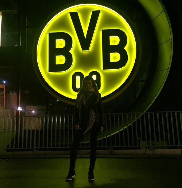 Selain ke Belanda, Karolina juga sempat liburan ke kandang Borussia Dortmund BVB di Jerman. Bahkan Karolina sempat berfoto di depan logo kesebelannya yang ikonik (bojarmeow/Instagram) Selain ke Belanda, Karolina juga sempat liburan ke kandang Borussia Dortmund BVB di Jerman. Bahkan Karolina sempat berfoto di depan logo kesebelannya yang ikonik (bojarmeow/Instagram)
