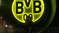 Selain ke Belanda, Karolina juga sempat liburan ke kandang Borussia Dortmund BVB di Jerman. Bahkan Karolina sempat berfoto di depan logo kesebelannya yang ikonik (bojarmeow/Instagram)