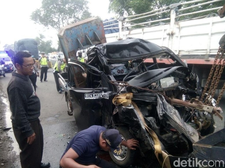 Pikap Vs Truk di Jalur Pantura Pasuruan, Sopir dan Penumpang Tewas Pikap Vs Truk di Jalur Pantura Pasuruan, Sopir dan Penumpang Tewas