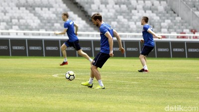 Foto: Timnas Islandia Jajal Rumput GBK