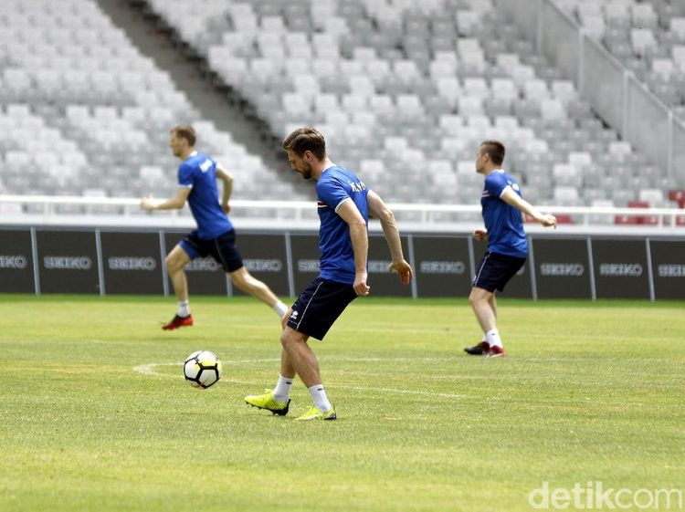Foto: Timnas Islandia Jajal Rumput GBK