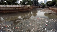 Kali Krukut tampak penuh sampah.