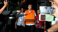 Dokter Bimanesh meninggalkan gedung KPK dengan mengenakan rompi oranye, Jumat (12/1/2018) malam. 