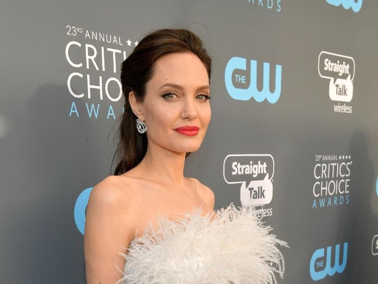 Angelina Jolie Ajak Anak Kunjungi Pengungsi Suriah Angelina Jolie Ajak Anak Kunjungi Pengungsi Suriah