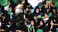 Dilansir dari BBC, kaum perempuan di Arab Saudi kini diperbolehkan menyaksikan pertandingan sepak bola secara langsung di stadion. Pada tahap awal, mereka bisa menonton sepak bola di tiga kota besar: Riyadh, Jeddah, dan Dammam. (Foto: BBC Magazine)