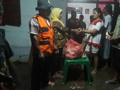 Petugas BPBD memberikan bantuan makanan