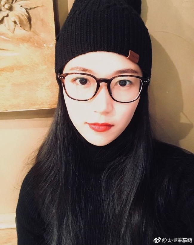 Meski telah memasuki umur kepala tiga, tampil dengan beanie dan kacamata, Ye masih terlihat imut. Foto: Weibo