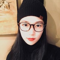 Meski telah memasuki umur kepala tiga, tampil dengan beanie dan kacamata, Ye masih terlihat imut. Foto: Weibo