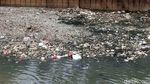 Sampah di Kali Krukut Benhil Bikin Miris