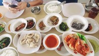 Makan makanan Padang di Padang memang lebih nikmat! Pingin kesana lagi deh Aku ? Nasi Padang, tulis pemain sinetron kondang ini di instagram pribadinya. Foto: Instagram yukikt