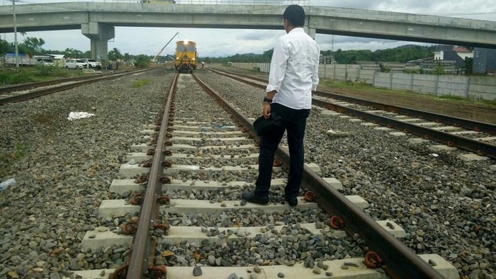 Pemerintah sedang membangun proyek kereta Trans Sulawesi untuk rute Makassar-Parepare. Pembangunan saat ini berfokus pada pembebasan lahan serta konstruksi fisik.