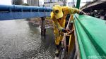 Perjuangan Petugas Bina Marga Mempercantik Jembatan