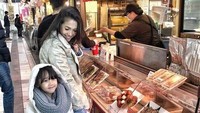 Kebersamaan Mieke Amalia dengan salah satu sang buah hati di Jepang. Foto: Tora Sudiro dan Mieke Amalia (Instagram)