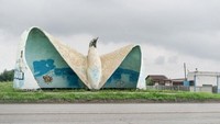 Halte berbentuk penguin ini tampil unik. Sayang keberadaannya seolah tak teurus. Catnya mulai memudar dan terdapat vandalisme berupa coretan di dindingnya. Christopher Herwig/Boredpanda.
