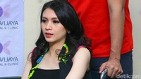 Bukan hanya itu, anak Donita dan Adi Nugroho harus menjalani perawatan intensif usai dilahirkan. Foto: Donita dan Adi Nugroho (Hanif/detikHOT)