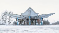 Halte ini terlihat seperti bangunan tua. Hiasan mural yang menempel di dindingnya tampak memudar. Christopher Herwig/Boredpanda.