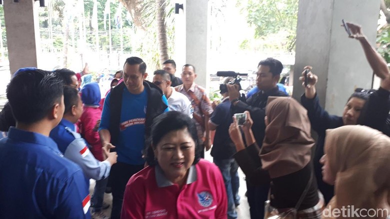 AHY dan Ani Yudhoyono Hadiri Pembagian Sembako Murah Demokrat AHY dan Ani Yudhoyono Hadiri Pembagian Sembako Murah Demokrat