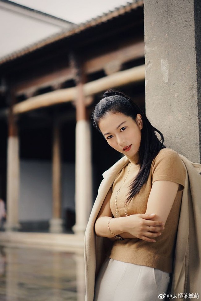 Dalam wawancara dengan Daily Mail, Ye Yongxiang mengatakan dia tetap memerhatikan penampilannya meski bergelut dalam dunia olahraga yang lebih indentik dengan laki-laki. Siapa bilang Tai Chi tidak bisa membuat kamu terlihat muda, elegan, dan fashionable? ucapnya. Foto: Weibo