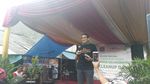 Potret Sandiaga Bersih-bersih Sampah di Kampung Pesisir Jakut