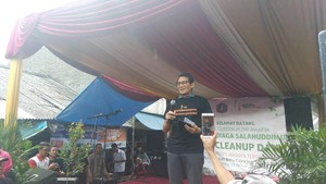 Bebersih Kampung, Sandi Ingatkan Warga Peduli Sampah