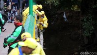 Satgas Suku Dinas Bina Marga Jakarta Selatan, mempercantik jembatan KH Mas Mansyur, Tanah Abang, Jakarta, Sabtu (13/01/2018), dengan melakukan pengecatan.