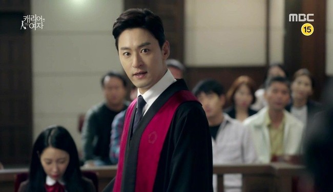  Joo Jin Mo juga terlihat keren saat dirinya mengenakan pakaian jaksa dalam drama berjudul Woman With a Suitcase Foto: Istimewa