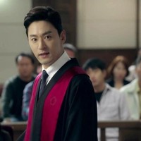  Joo Jin Mo juga terlihat keren saat dirinya mengenakan pakaian jaksa dalam drama berjudul Woman With a Suitcase Foto: Istimewa