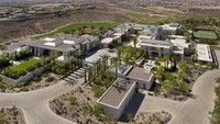 Dari atas, rumah milik Omidyar terlihat seperti perumahan mini dengan beberapa bangunan yang tersebar di sekitarnya. Homesoftherich/Istimewa.