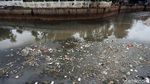 Sampah di Kali Krukut Benhil Bikin Miris