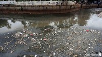 Banyak warga yang tanpa rasa bersalah membuang sampah di Kali Krukut.