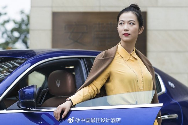 Selain tampil cantik, Ye juga kerap jadi perhatian karena gaya busananya yang stylish. Foto: Weibo