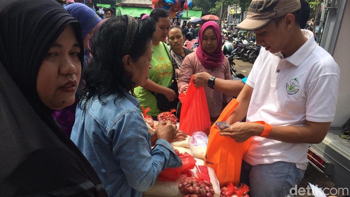 Harga Beras Naik, Omzet Pedagang Nasi Kuning Turun