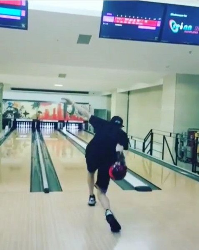 Rapper dari grup EXO ini gemar bermain bowling. Dari video-video yang diunggahnya, nampaknya Chanyeol bukan pemain bowling amatiran. (Foto: Instagram/real_pcy) Rapper dari grup EXO ini gemar bermain bowling. Dari video-video yang diunggahnya, nampaknya Chanyeol bukan pemain bowling amatiran. (Foto: Instagram/real_pcy)