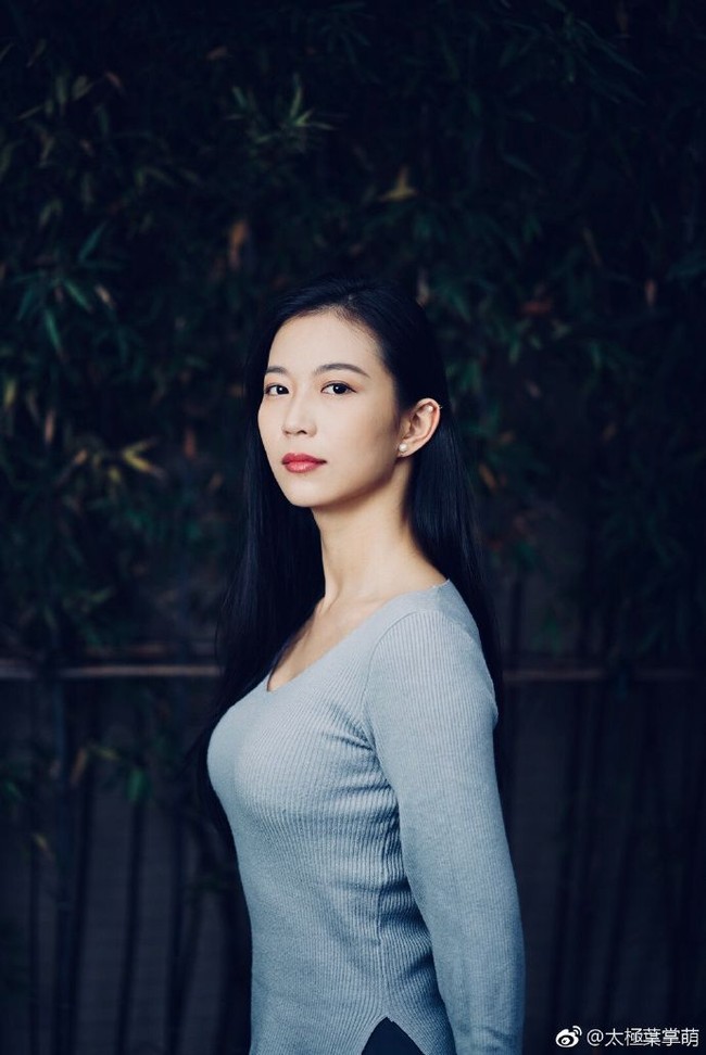 Tampil dengan makeup natural flawless dan rambut hitam lurus panjang yang dibiarkan tergerai, Ye terlihat memesona. Foto: Weibo