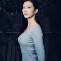 Tampil dengan makeup natural flawless dan rambut hitam lurus panjang yang dibiarkan tergerai, Ye terlihat memesona. Foto: Weibo