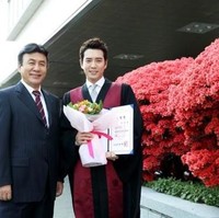 Tampil sebagai jaksa di drama Masked Prosecutor, Jo Sang Wook terlihat gagah. Foto: Istimewa