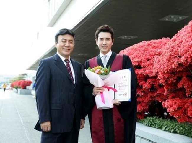 Tampil sebagai jaksa di drama Masked Prosecutor, Jo Sang Wook terlihat gagah. Foto: Istimewa