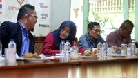 Dalam diskusi tersebut, hadir sebagai pembicara Ketua KPU, Arief Budiman, Anggota Bawaslu RI, Rahmat Bagja, Ketua DPP Gerindra Bidang Hukum, Habiburokhman, Ketua DPP Perindro Bidang Politik, M Yamin Tarawy, Direktur Persiden, Titi Anggraeni, Direktur Poltracking, Hanta Yuda, dan Sekretaris Bidang Polhukam DPP PKS, Suhudalynudin.