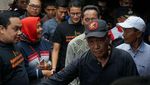 Potret Sandiaga Bersih-bersih Sampah di Kampung Pesisir Jakut