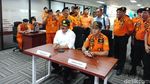 Foto: Panglima TNI Berkemeja Putih Saat Kerja di Akhir Pekan