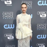 Satu lagi aktris yang memukau dalam gaun putih adalah Kate Bosworth dengan rancangan berbahan lace nan romantis dari Brock Collection. Foto: Getty Images