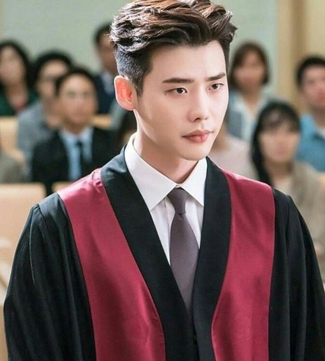 Berperan sebagai jaksa di drama While You Were Sleeping, wajah Lee Jong Suk ini terlihat berwibawa. Foto: Istimewa