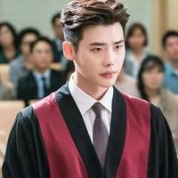 Berperan sebagai jaksa di drama While You Were Sleeping, wajah Lee Jong Suk ini terlihat berwibawa. Foto: Istimewa