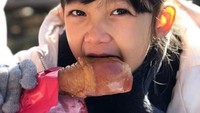 Duh bikin ngiler aja ya Jenaka makan es krimnya. Foto: Tora Sudiro dan Mieke Amalia (Instagram)